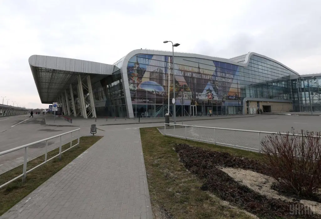 Експерт пояснив, чому Львівський аеропорт досі не відновив пасажирські рейси