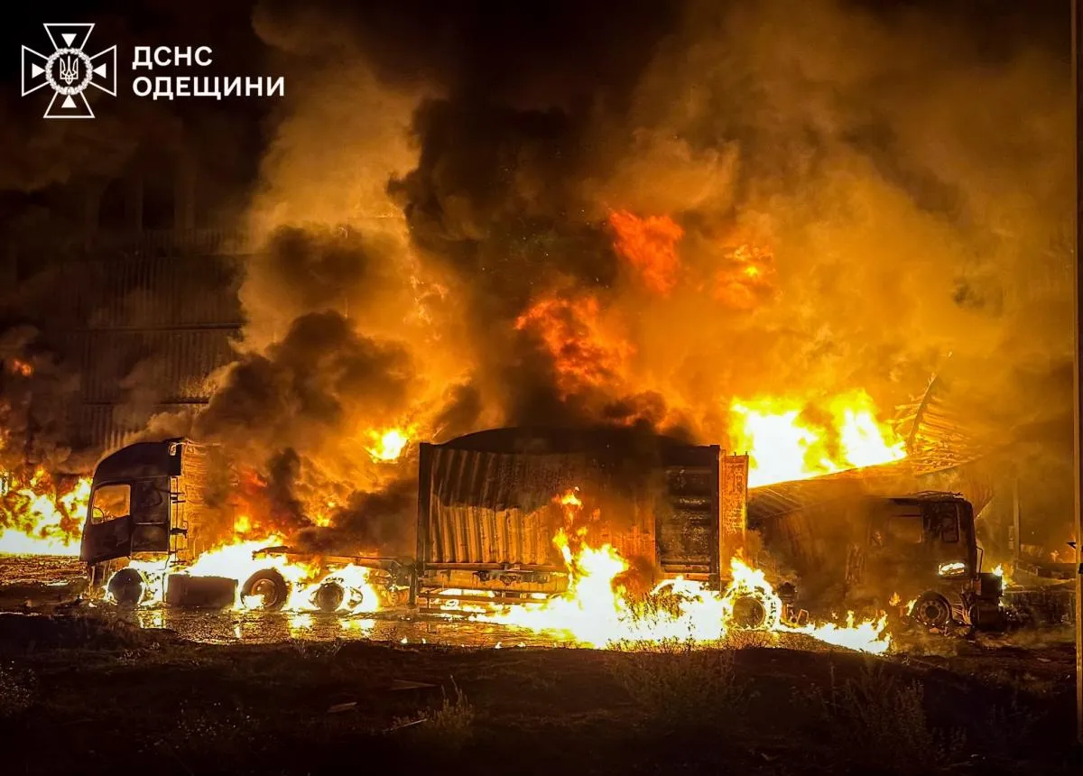 Дронова атака РФ на Одещині: у порту спалахнула велика пожежа, є поранені та пошкоджені будинки
