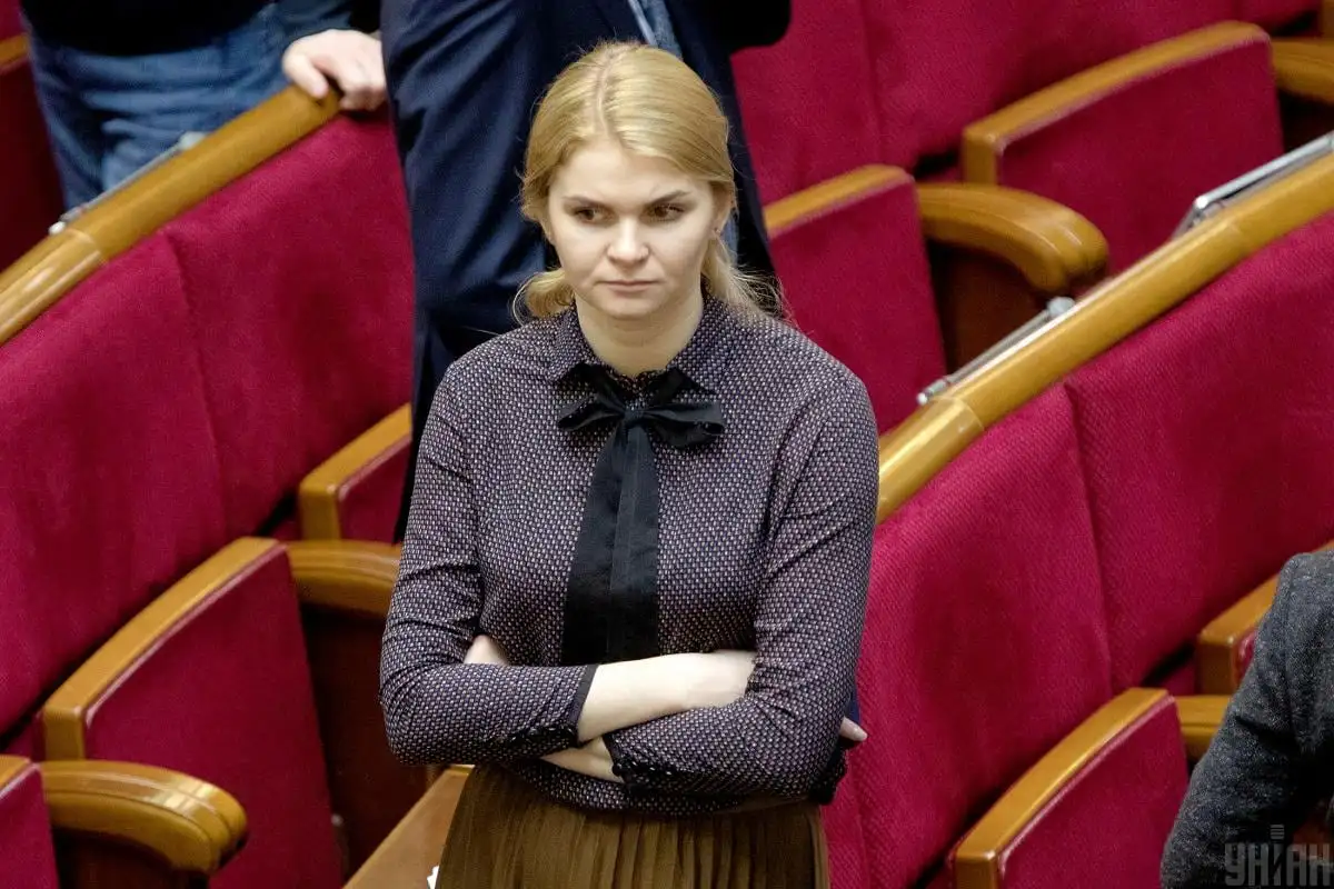 Нардепка Анна Колісник зі “Слуги народу” склала мандат після скандалів і кримінальної підозри