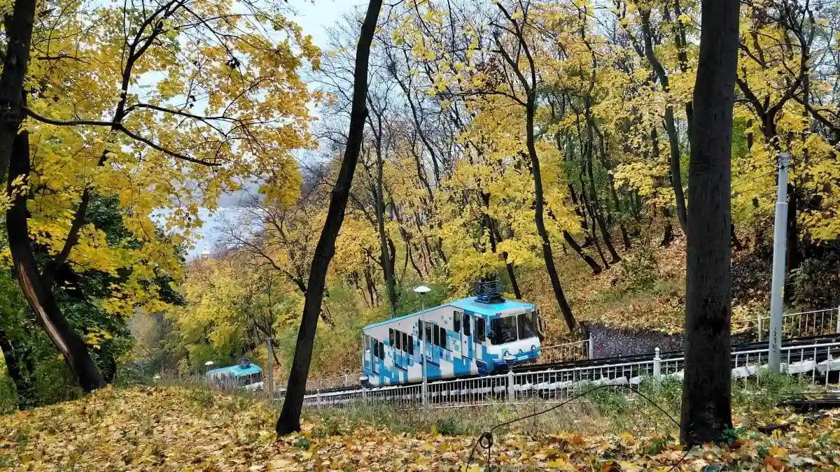Осіння казка у центрі столиці: як Володимирська гірка чарує киян барвами осені