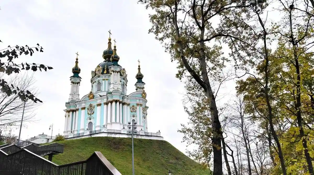 Осіння казка у центрі столиці: як Володимирська гірка чарує киян барвами осені