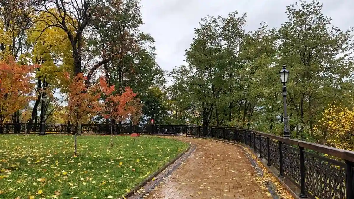 Осіння казка у центрі столиці: як Володимирська гірка чарує киян барвами осені