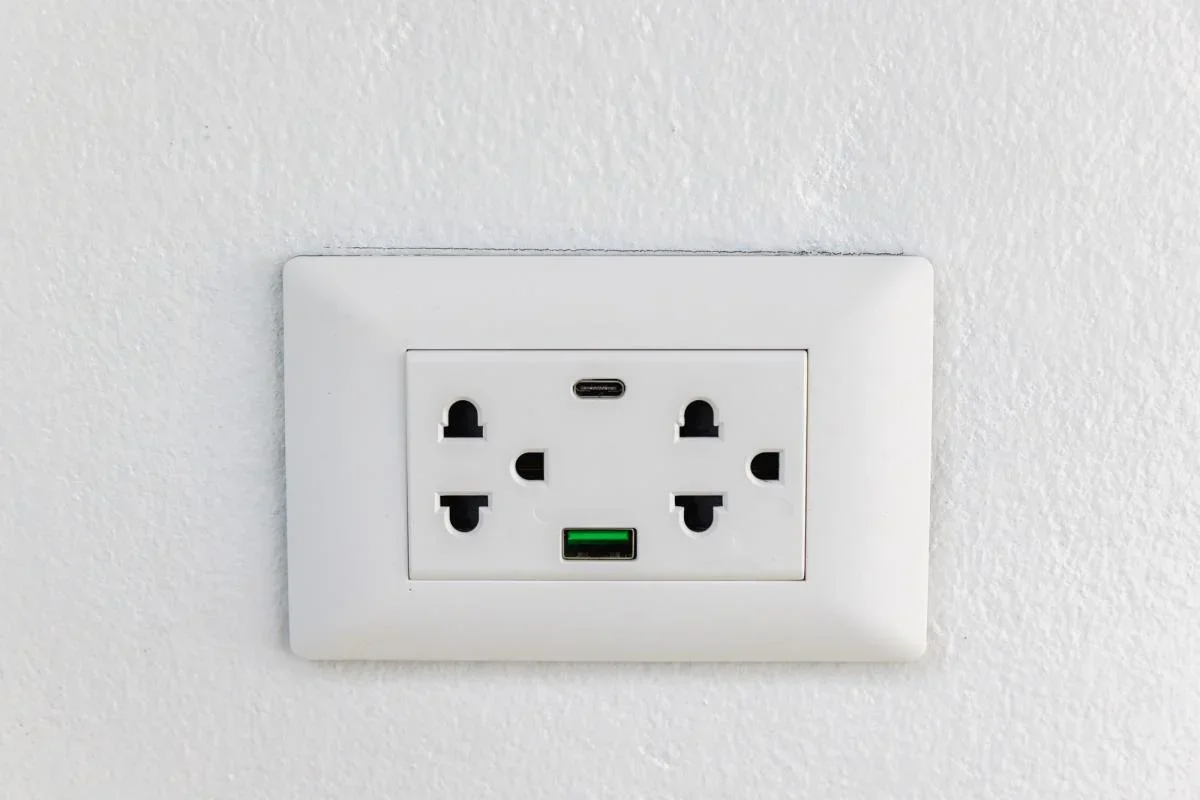 USB-розетки в оселі та публічних місцях – зручність без зайвих адаптерів і приховані ризики