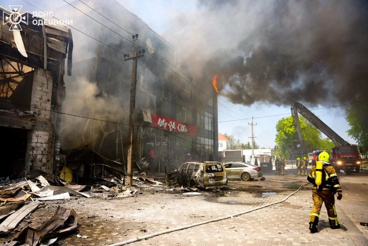 Масштабна атака дронів на Одещину: під вогнем опинилися житлові квартали, крамниці та логістичний об’єкт